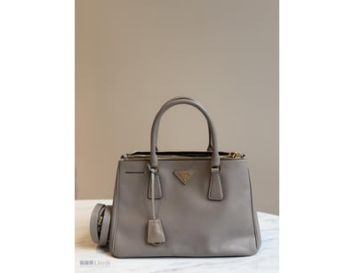 PRADA GREY MEDIUM SAFFIANO LEATHER HANDBAG WITH ST...