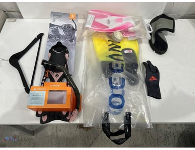 Assorted lot of Scuba diving flippers, Gloves, Clo...