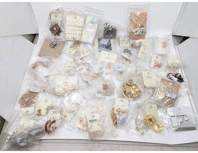 COLLECTION OF JEWELLERY PIECES INCLUDING NECKLACE,...