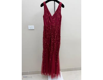 BURGUNDY BEADED EVENING GOWN WITH TULLE SKIRT

Ite...