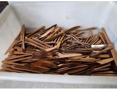 Container of knives, gold finish.

Unknown quant...