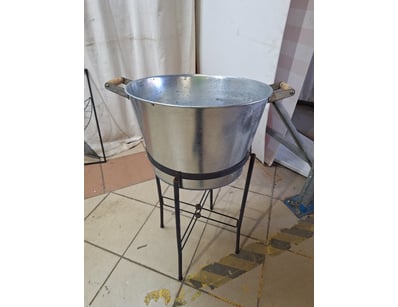 Cooking pot with stand

