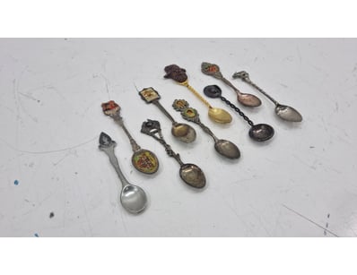 COLLECTION OF VINTAGE SOUVENIR SPOONS - MIXED META...