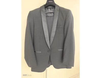 VARCE ITALIA TUXEDO SIZE 40 SLIM FIT

Material: Po...