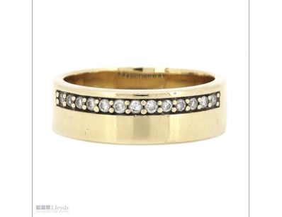 9K YELLOW GOLD AND DIAMOND, GENTS RING.      

The...