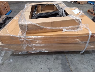 BRAND NEW Pallet of automotive body panels and com...
