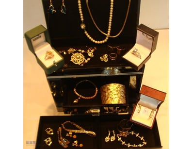 JEWELLERY BOX  WITH ASSORTED JEWELLERY

 Includes ...