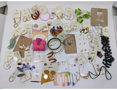 COLLECTION OF JEWELLERY PIECES INCLUDING NECKLACES...
