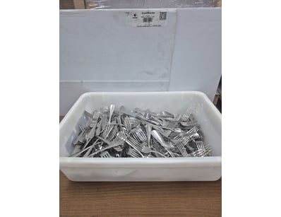 Lot of silver dinner forks. Container 53x37x14cm.
...