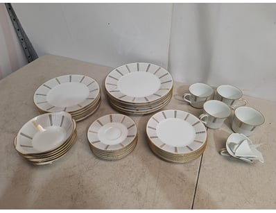 NORITAKE HUMORESQUE PORCELAIN DINNERWARE

Elegan...