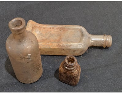 COLLECTION OF MEDICINAL GLASS BOTTLES AND VESSELS...