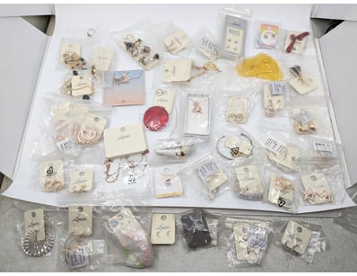 COLLECTION OF JEWELLERY PIECES INCLUDING NECKLACES...