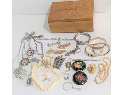 The Curio Collection (A999) - Lot 610