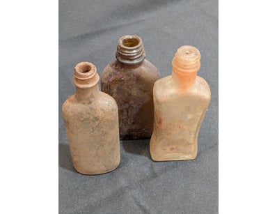 COLLECTION OF MEDICINAL GLASS BOTTLES AND VESSELS...
