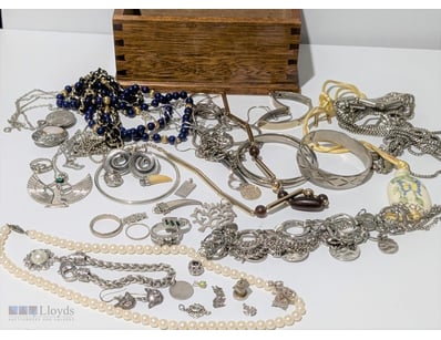 ASSORTED COSTUME JEWELLERY IN SILKY OAK BOX



Siz...