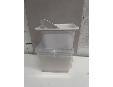 Lot comprising clear plastic storage containers an...