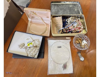 Assorted lot of costume jewellery 

Note: Sold as ...