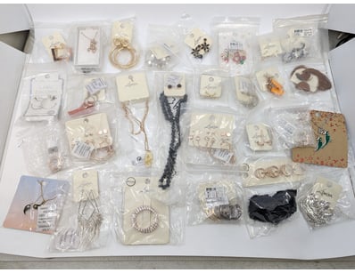 COLLECTION OF JEWELLERY PIECES INCLUDING NECKLACE,...