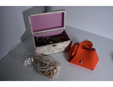 The Curio Collection (A1000) - Lot 2038