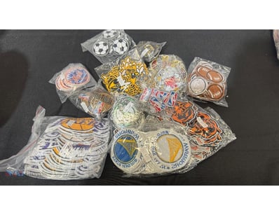 Assorted decorative patches 

Note: sold as lot
...