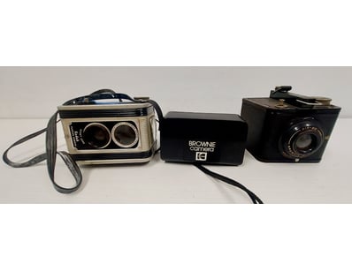 VINTAGE CAMERA COLLECTION - THREE PIECE LOT INCLUD...