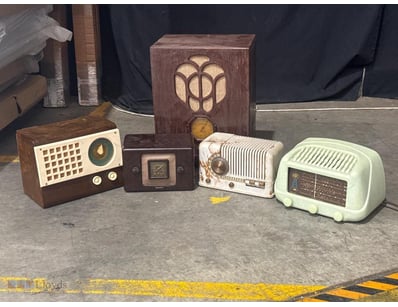 VINTAGE WOODEN CABINET RADIO WITH DECORATIVE SPEAK...