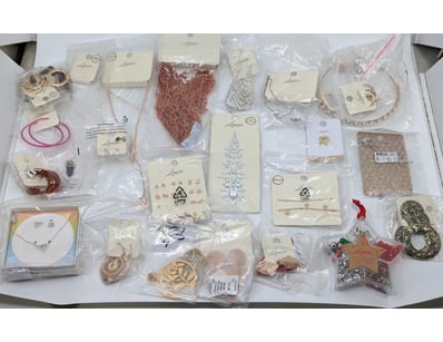 COLLECTION OF JEWELLERY PIECES INCLUDING EARRINGS,...