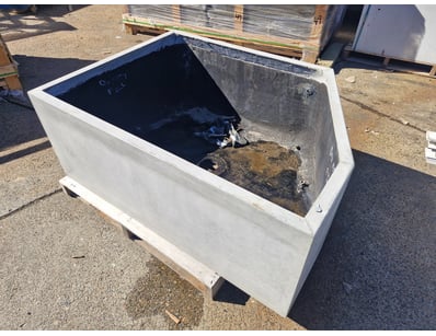 Planter box, 1450mm x 1080mm

some chips to item...