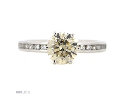 14K WHITE GOLD AND DIAMOND, CLASSIC RING.      

T...