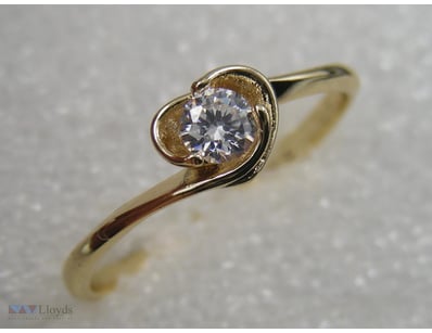 GOLD COLOUR RING SIZE10        

Condition: Good -...