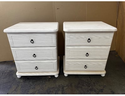 Tables, 2 x white bedside tables 

Sold as lot
...