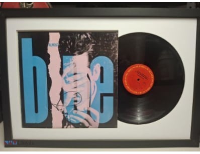 ELVIS COSTELLO SIGNED AND FRAMED LP

Elvis Costell...