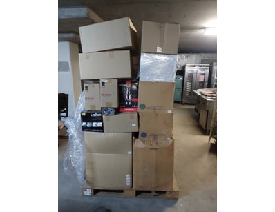 Bulk lot of kitchen appliances and cookware compri...