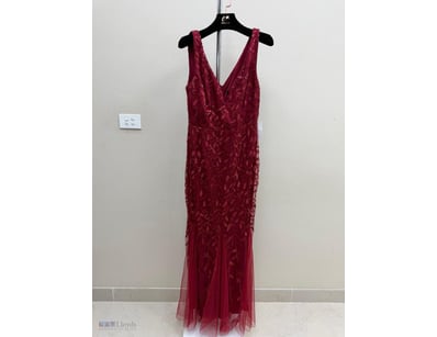 BURGUNDY BEADED EVENING GOWN WITH TULLE SKIRT

Ite...