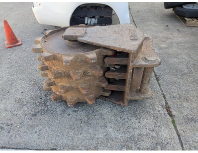 MOSTLY UNRESERVED Machinery & Attachments (ON4400) - Lot 4