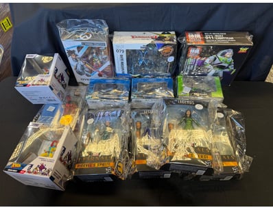 LARGE COLLECTION OF COLLECTIBLE ACTION FIGURES AND...