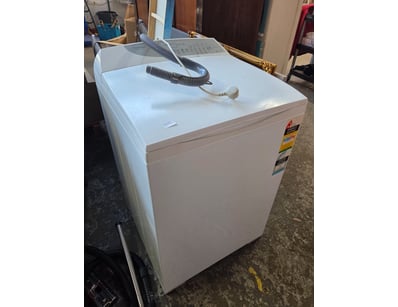Washing machine, Fisher & Pykel 8kg top load model...