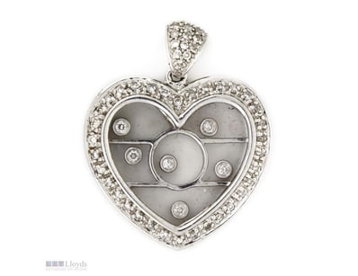 18K WHITE GOLD AND DIAMOND, HEART PENDANT.      

...