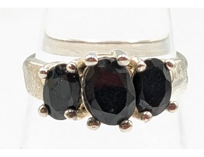 AUSTRALIAN THREE STONE SAPPHIRE SILVER RING

Tot...