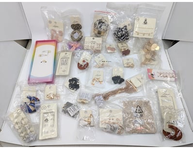 COLLECTION OF JEWELLERY PIECES INCLUDING RINGS, EA...