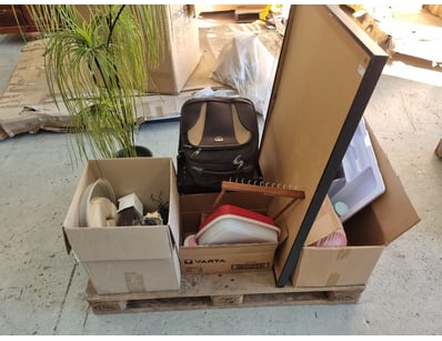 Comprehensive lot of household items and accessori...