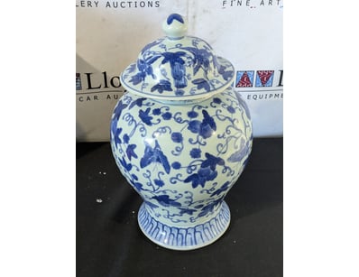 CHINESE BLUE AND WHITE PORCELAIN GINGER JAR WITH D...