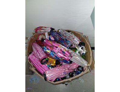 Comprehensive lot of small parasols, variety of co...