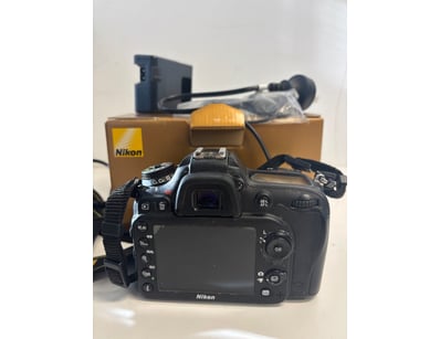 NIKON D7200 DIGITAL SLR CAMERA WITH ORIGINAL BOX A...