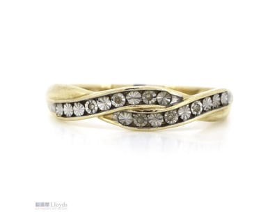 9K YELLOW GOLD AND DIAMOND RING.      

The Design...