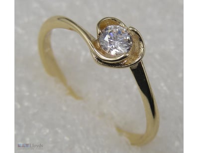 GOLD COLOUR RING SIZE 8        

Condition: Good -...