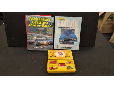 AUSTRALIAN MOTORING COLLECTIBLES SET - BOOKS AND M...