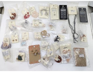 COLLECTION OF JEWELLERY PIECES INCLUDING RINGS, EA...