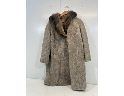 Entire Vintage Clothing Store Liquidation (ON11... - Lot 189