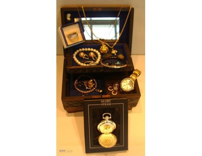 VINTAGE  MUSICAL  JEWELLERY BOX LOCKABLE WITH KEY
...